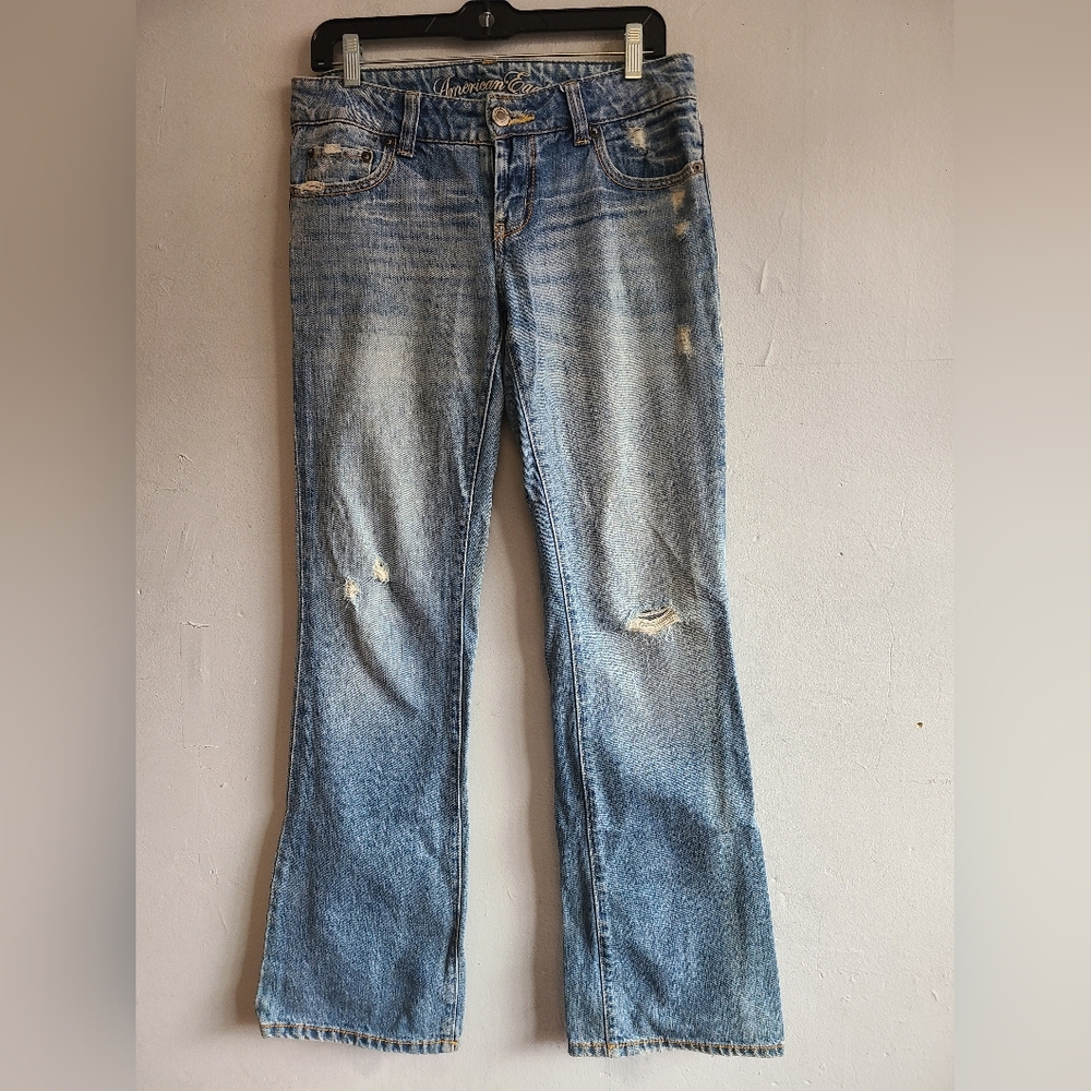 Women's size 6 American Eagle favorite boyfriend jeans medium wash distressed